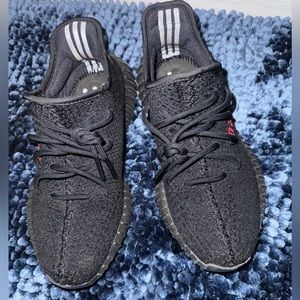 adidas Yeezy Boost 350 in black. Almost brand new, excellent condition. ❤️